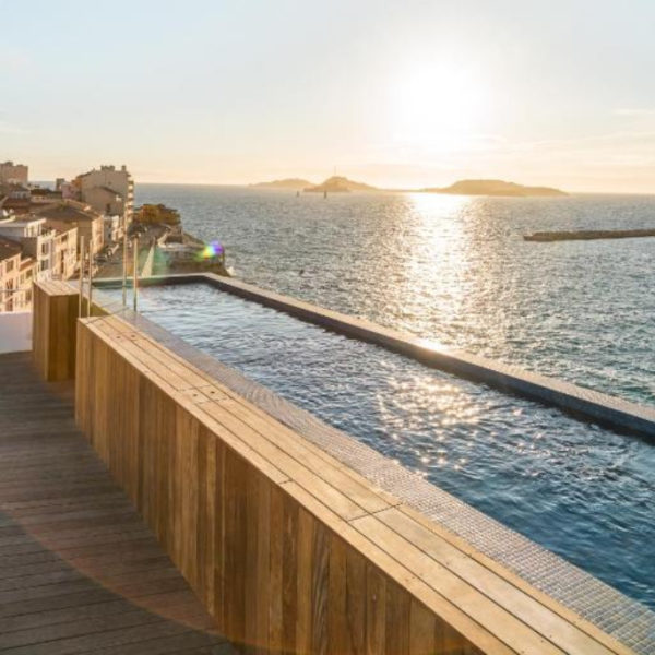 hotel Les Bords de Mer_Marseille_piscine exterieure avec vue sur mer