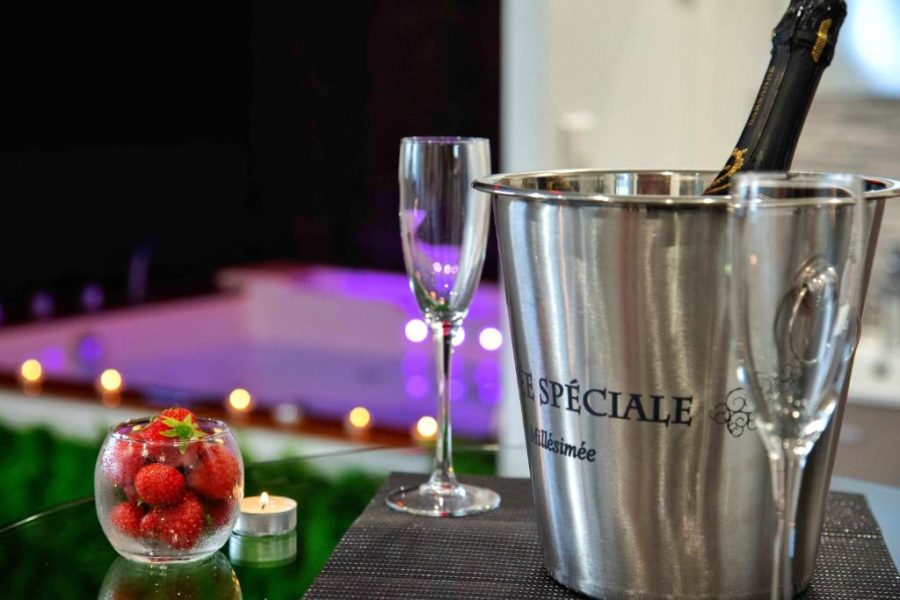 10 Chambres avec Jacuzzi Privé et Love Room à Marseille