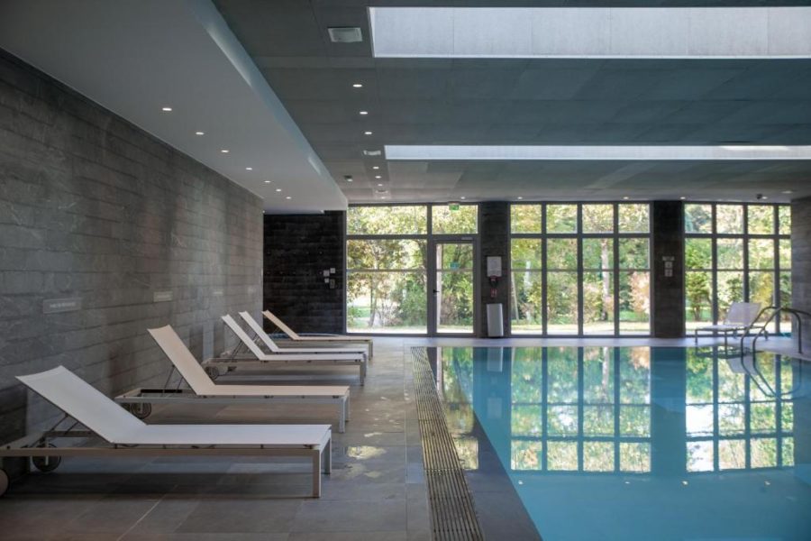 piscine intérieure hotel spa roissy