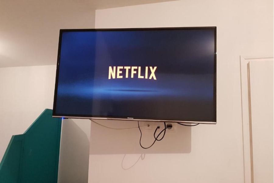 TV avec Netflix Appart Lille Centre chambre avec Jacuzzi à Lille
