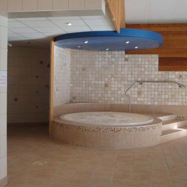 Bain à remous Le Bois Dormant-Hôtel Jura (2)