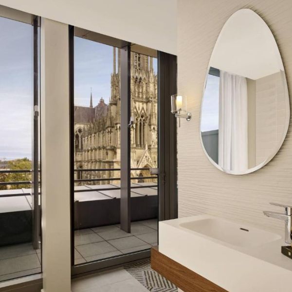 Salle de bains avec vue La Caserne de Chanzy Hotel & Spa à Nice (3)