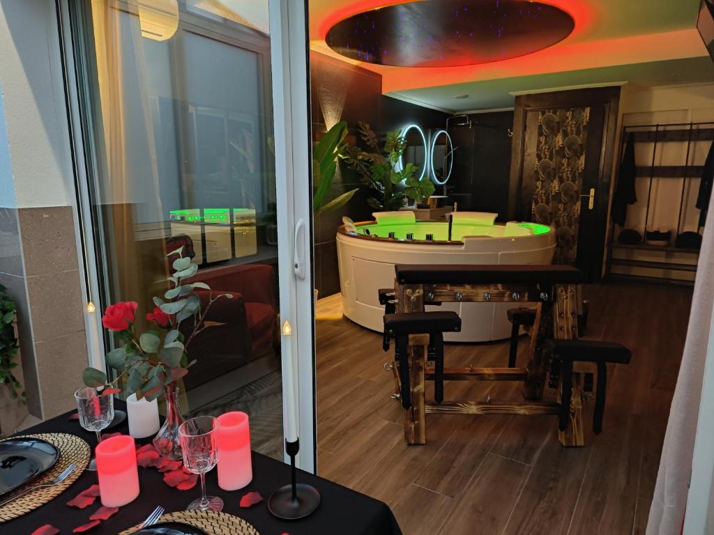 La loveroom bdsm de Nice " la chambre luxe des désirs " - Chambre avec
