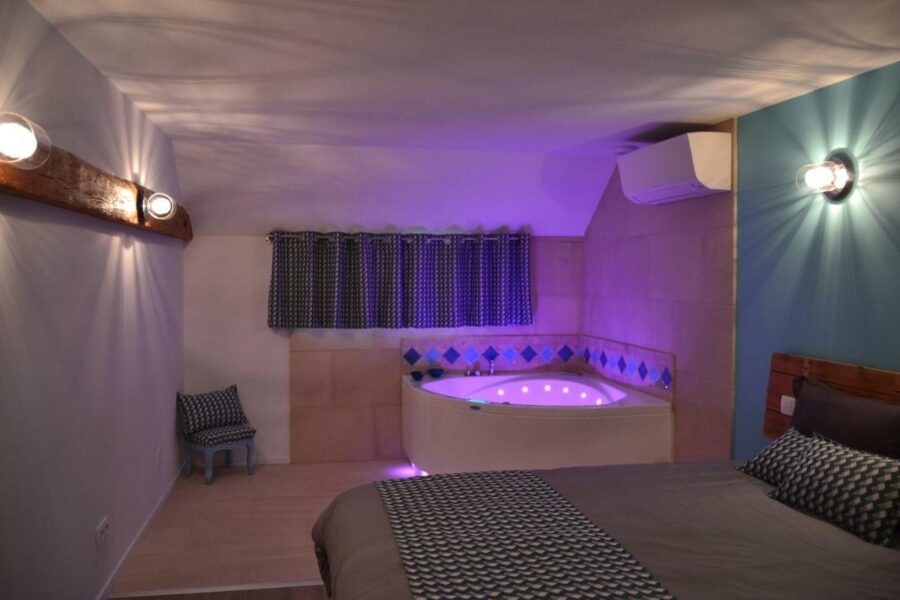 Gite 1er Cru - La Loubertine - Chambre avec jacuzzi privatif Bourgogne