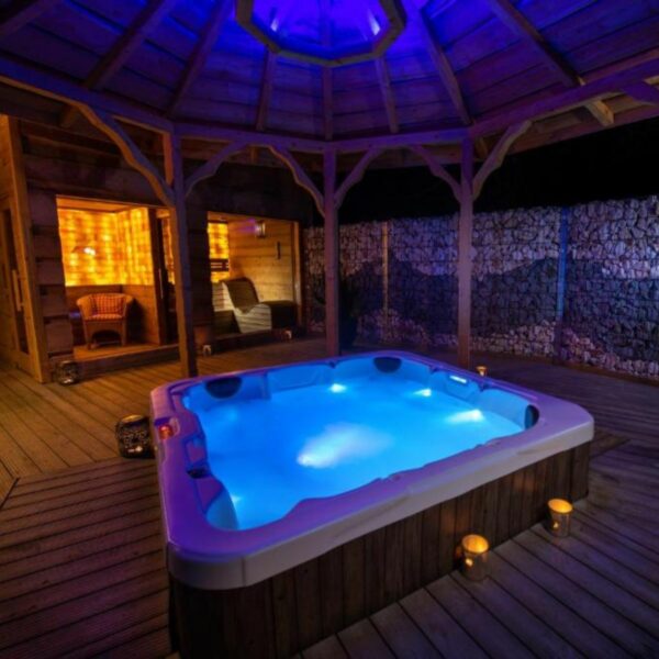 Jacuzzi _ Domaine du Haut Jardin Hôtel & Chalets Spa Privé (4)