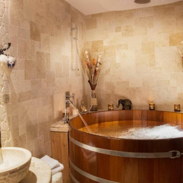 Jacuzzi dans le chalet _ Domaine du Haut Jardin Hôtel & Chalets Spa Privé (5)