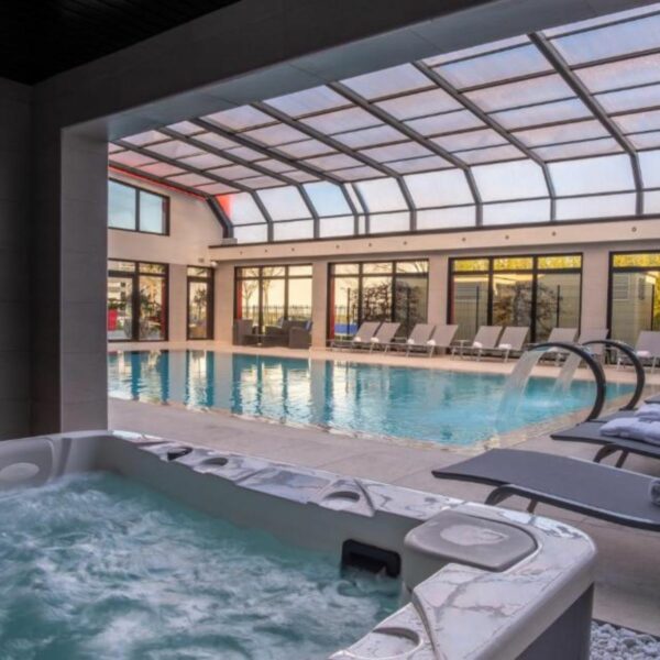 Jacuzzi & piscine Kyriad prestige Lyon Est