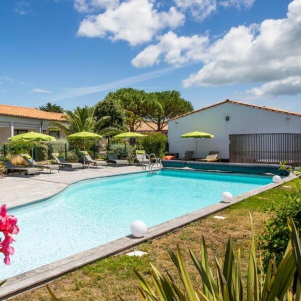 Piscine _ Hôtel Les Vignes de la Chapelle (1)