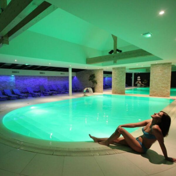 Piscine intérieure Hotel Au Nid De Cigognes