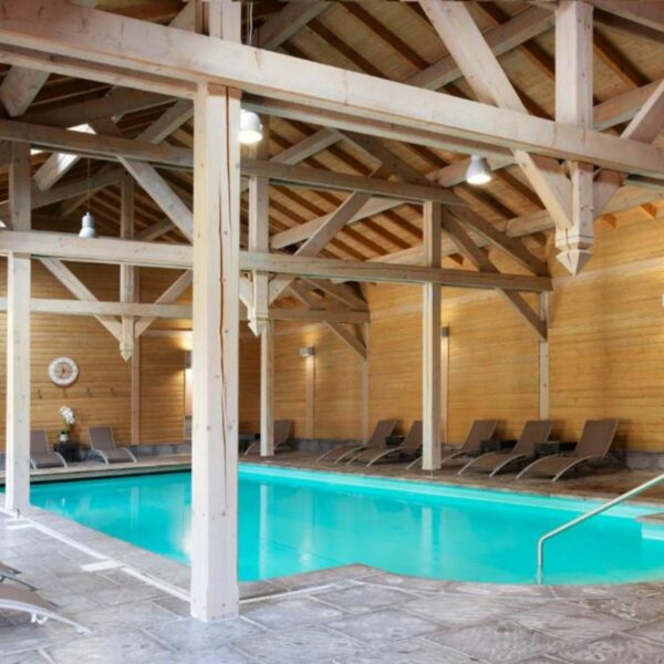 Piscine intérieure Hôtel Restaurant Spa Les Jardins De Sophie (1)