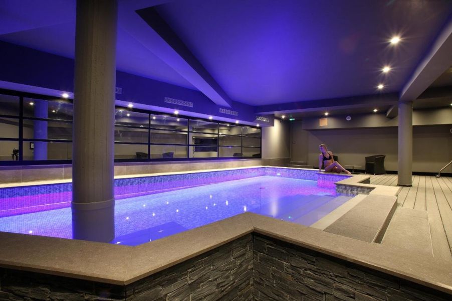 Piscine intérieure Hotel le Cinq Hyper - Centre