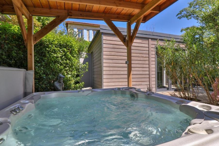 Jacuzzi Les Carmes and spa