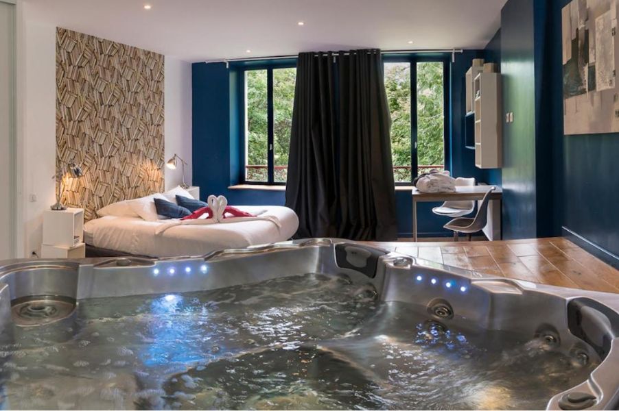 Jacuzzi dans la chambre La Font Vineuse & Spa, Hôtel de Charme