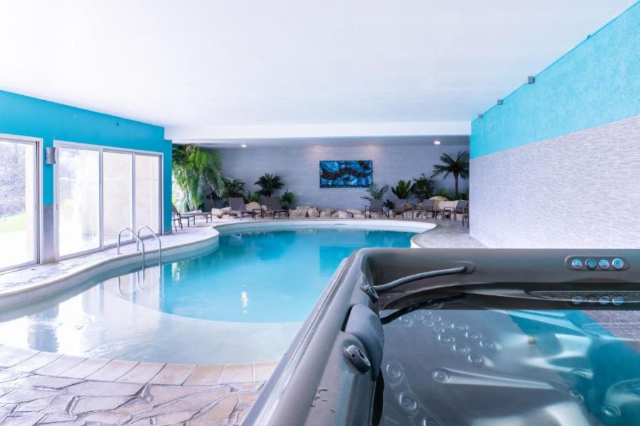 Jacuzzi et piscine intérieure