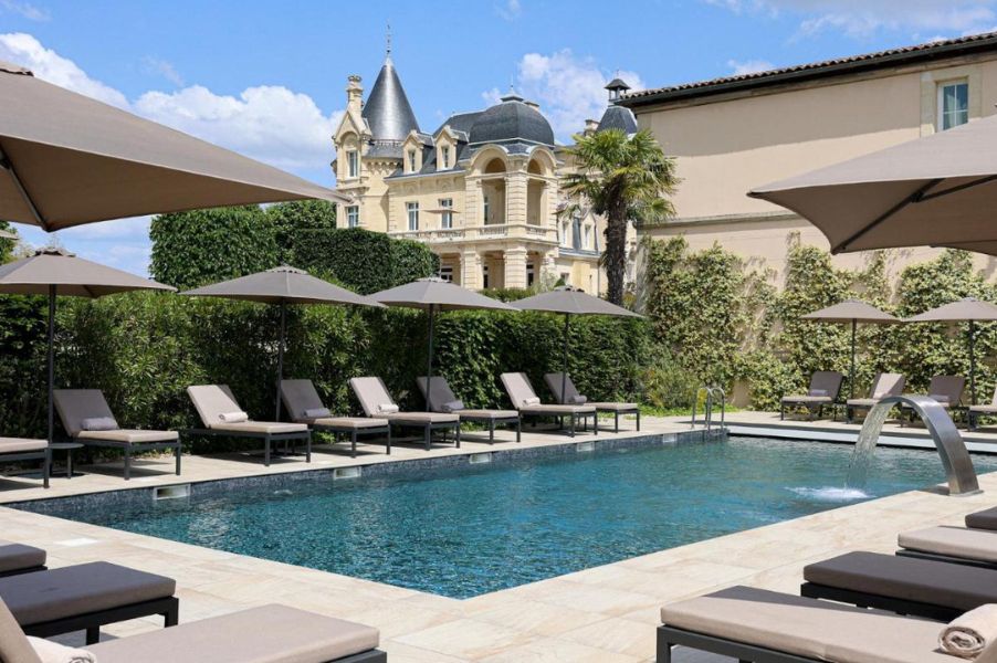Piscine extérieure Château Hôtel Grand Barrail