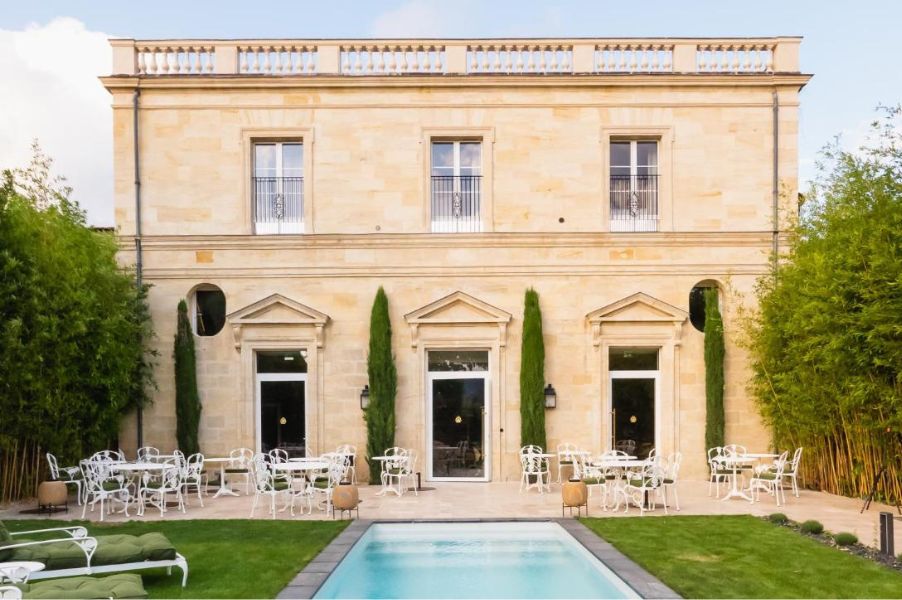 Piscine extérieure Hôtel Maison Pavlov