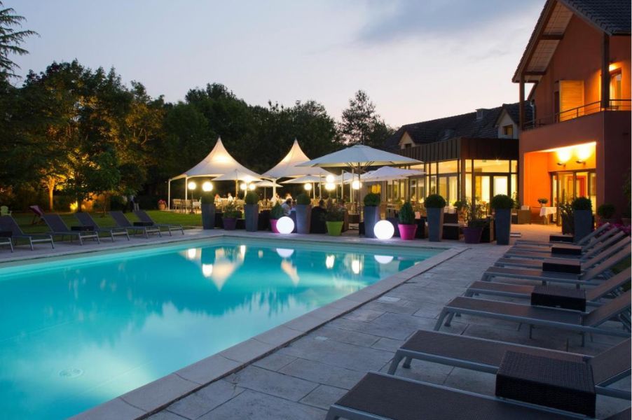 Piscine extérieure Le Dracy Hôtel & Spa