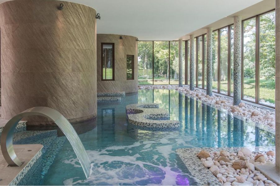 Piscine intérieure Château De Massillan