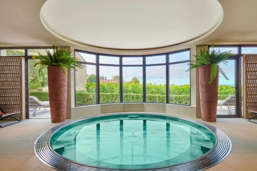 Piscine intérieure Château Hôtel Grand Barrail