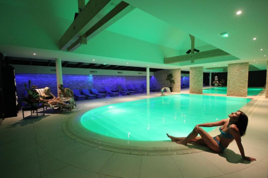 Piscine intérieure Hotel Au Nid De Cigognes
