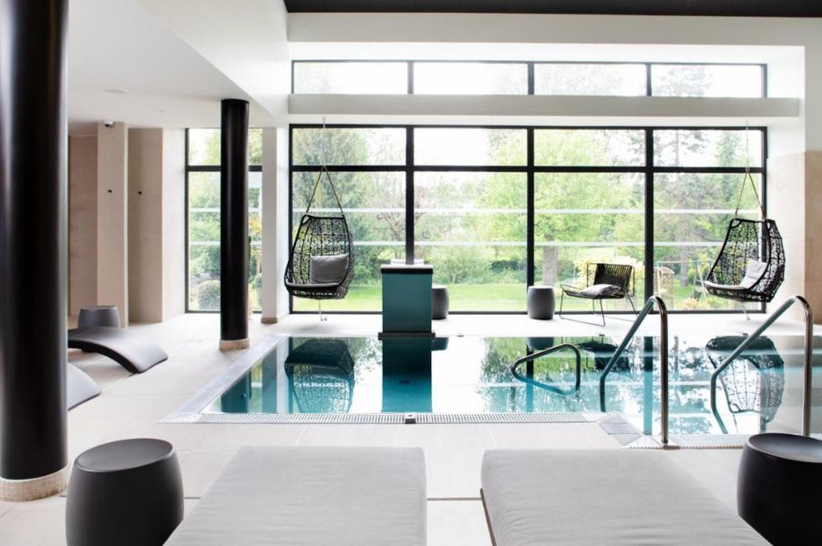 Piscine intérieure Le Richebourg Hôtel
