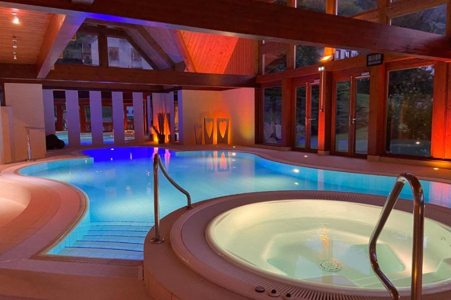 Piscine intérieure et jacuzzi Le Clos des sources Hôtel & Spa