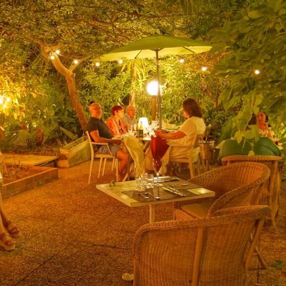 hotel windsor, jungle art - restaurant